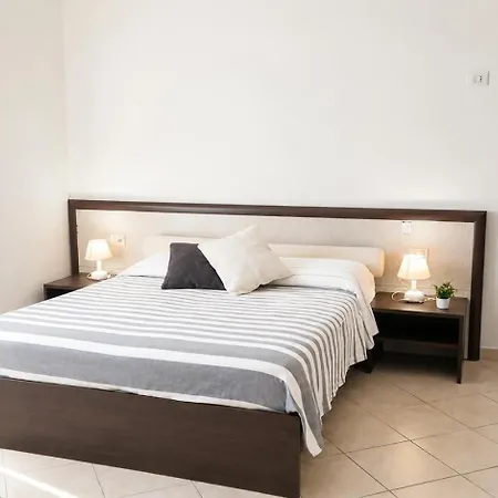 Domo - Guest-house Il Nespolo Fiorito 住宿加早餐酒店 3*